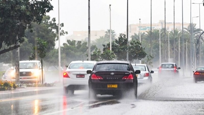 أمطار غزيرة تجتاح ولايتي خصب وشناص في سلطنة عمان (فيديو)