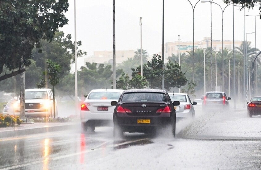 أمطار غزيرة تجتاح ولايتي خصب وشناص في سلطنة عمان (فيديو)