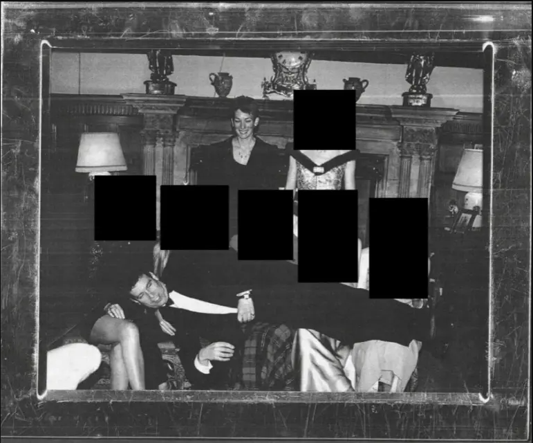 ملفات المجرم الجنسي إبستين تكشف عن صورة للأمير السابق أندرو في أحضان 5 نساء! (صورة)