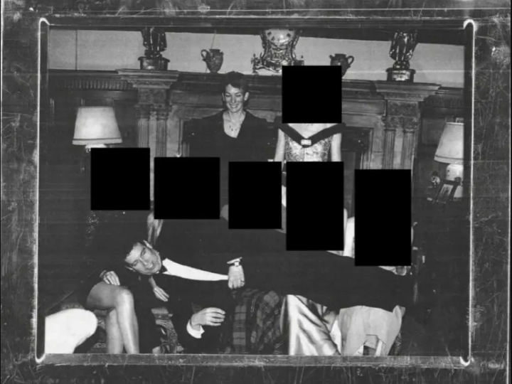 ملفات المجرم الجنسي إبستين تكشف عن صورة للأمير السابق أندرو في أحضان 5 نساء! (صورة)