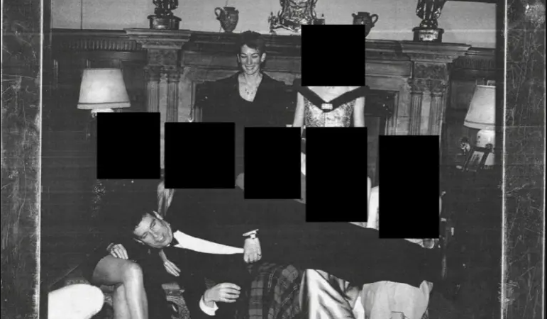 ملفات المجرم الجنسي إبستين تكشف عن صورة للأمير السابق أندرو في أحضان 5 نساء! (صورة)