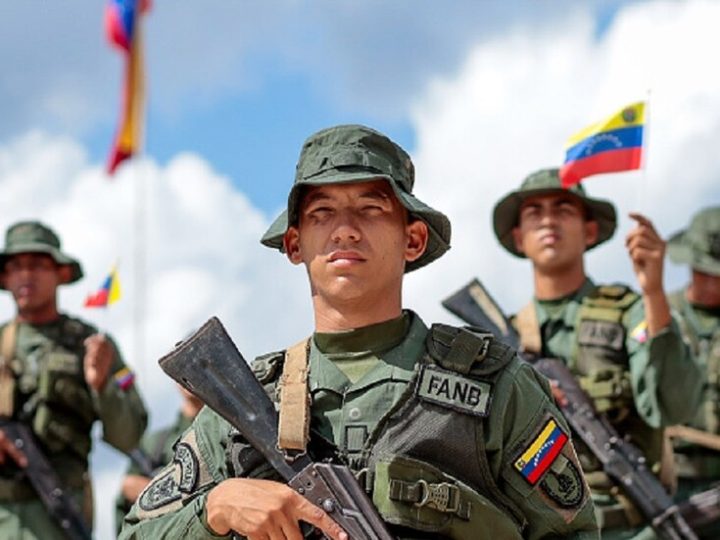 استخباراتي أمريكي يحذر من حرب شوارع في فنزويلا في حال غزوها