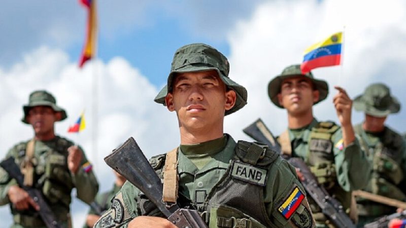 استخباراتي أمريكي يحذر من حرب شوارع في فنزويلا في حال غزوها