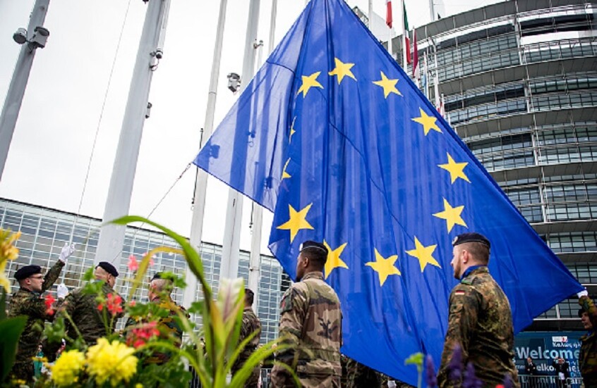 صحفي صربي: الاتحاد الأوروبي لا يملك جيشا يرسله إلى أوكرانيا وقواته “كتائب من المثليين”