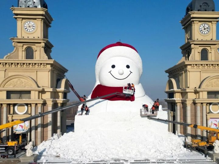 في 11 يوما فقط.. الصين تبني رجل ثلج بارتفاع 6 طوابق في هاربين (فيديو)