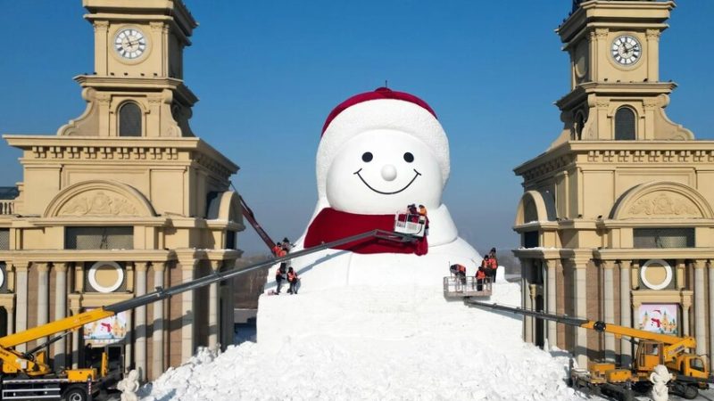 في 11 يوما فقط.. الصين تبني رجل ثلج بارتفاع 6 طوابق في هاربين (فيديو)