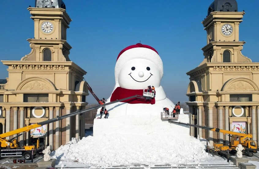 في 11 يوما فقط.. الصين تبني رجل ثلج بارتفاع 6 طوابق في هاربين (فيديو)