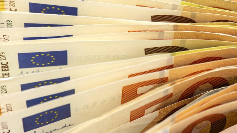 “بوليتيكو” تكشف تفاصيل جديدة عن العبء المالي على أوروبا في دعم أوكرانيا