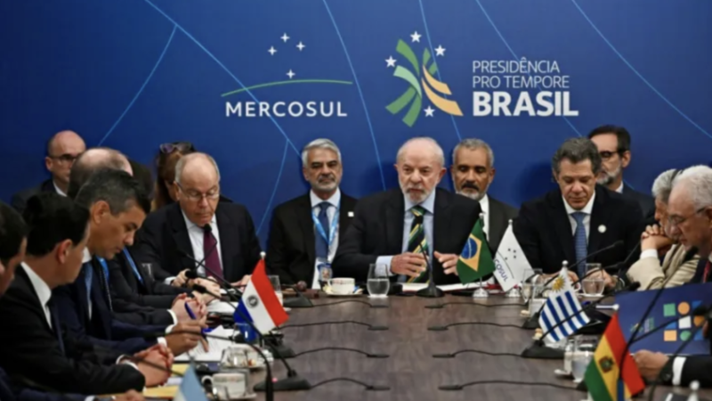 الرئيس البرازيلي يحذر من “كارثة إنسانية” في حال التدخل العسكري الأمريكي في فنزويلا