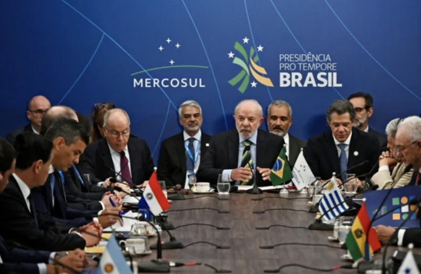 الرئيس البرازيلي يحذر من “كارثة إنسانية” في حال التدخل العسكري الأمريكي في فنزويلا