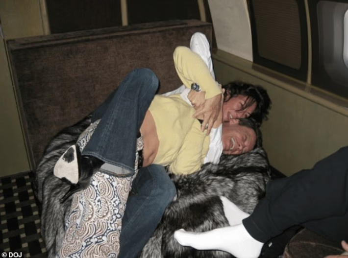 “تكشف عن صدرها امام الكاميرا”.. صور فاضحة وعبثية لشريكة المجرم إبستين تظهر إلى العلن (صور)