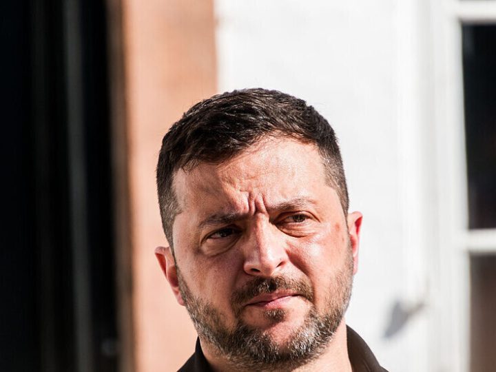 زيلينسكي يلمح إلى إمكانية سحب قواته من الجزء الخاضع لسيطرة كييف في دونيتسك