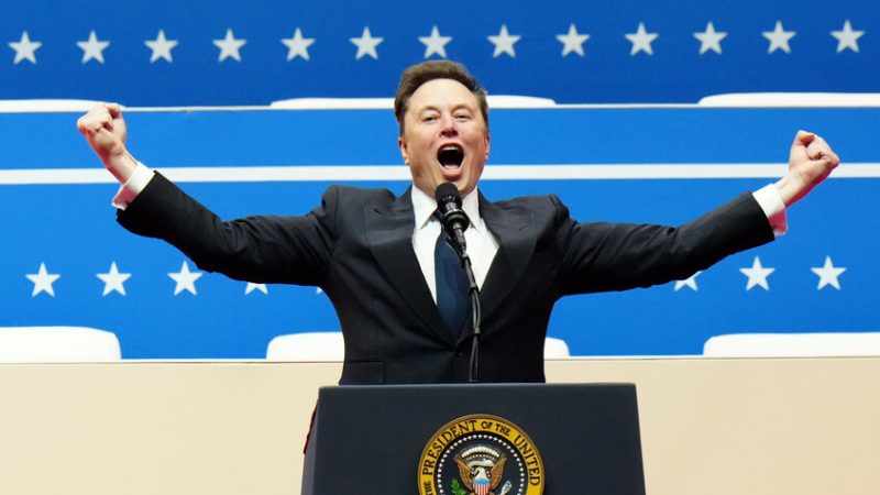 إيلون ماسك أول شخص في العالم تتجاوز ثروته الـ 700 مليار دولار