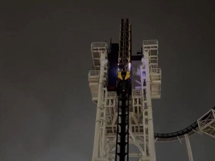 تكساس.. راكبان يعلقان على ارتفاع شاهق لمدة ساعة بعد تعطل لعبة أفعوانية (فيديو)