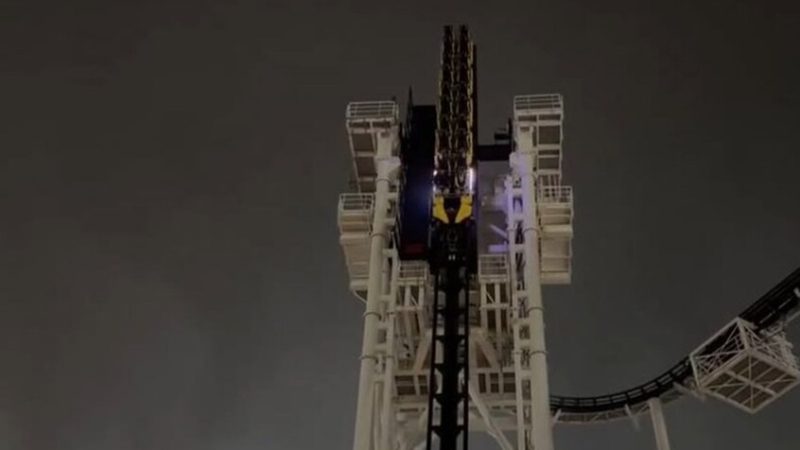 تكساس.. راكبان يعلقان على ارتفاع شاهق لمدة ساعة بعد تعطل لعبة أفعوانية (فيديو)