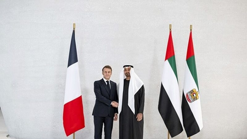 رئيس الإمارات يبحث مع الرئيس الفرنسي تعزيز العلاقات