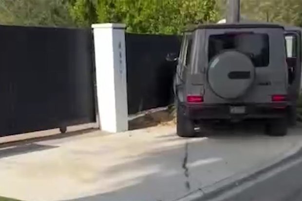 امرأة روسية تستخدم سيارتها كسلاح لإفشال عملية سطو في لوس أنجلوس وتترك اللصوص في ذهول (فيديو)