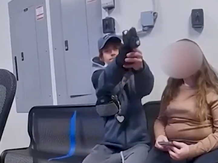 لحظة مرعبة موثقة بالكاميرا.. مشتبه به ضغط على الزناد نحو رأس شرطي أمريكي ووحده القدر أنقذه (فيديو)