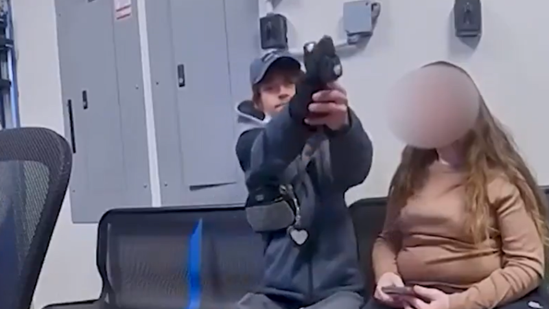 لحظة مرعبة موثقة بالكاميرا.. مشتبه به ضغط على الزناد نحو رأس شرطي أمريكي ووحده القدر أنقذه (فيديو)