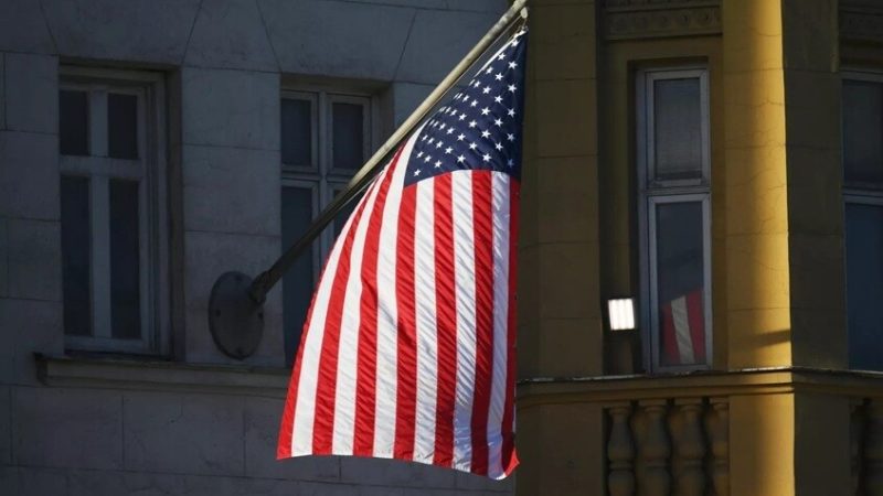 السفارة الأمريكية في موسكو: لا خطط حالية لاجتماع روسي أمريكي جديد حول “القضايا الخلافية”