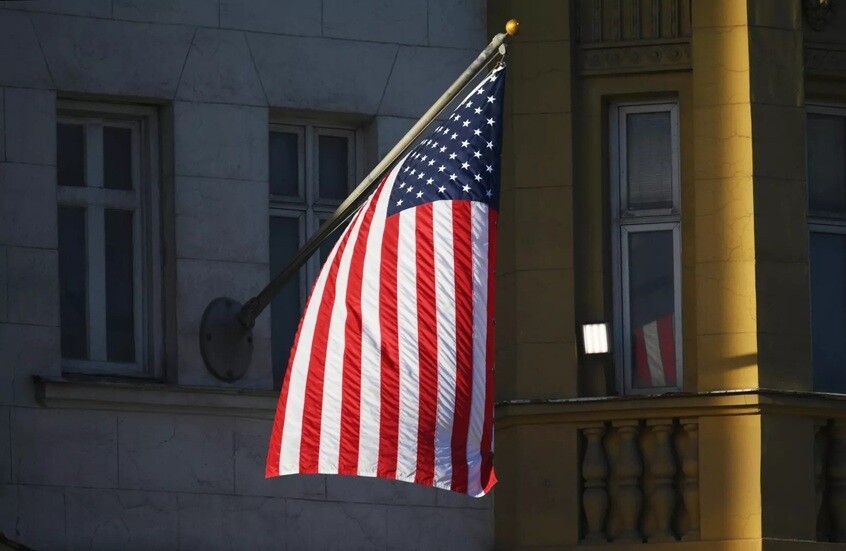 السفارة الأمريكية في موسكو: لا خطط حالية لاجتماع روسي أمريكي جديد حول “القضايا الخلافية”