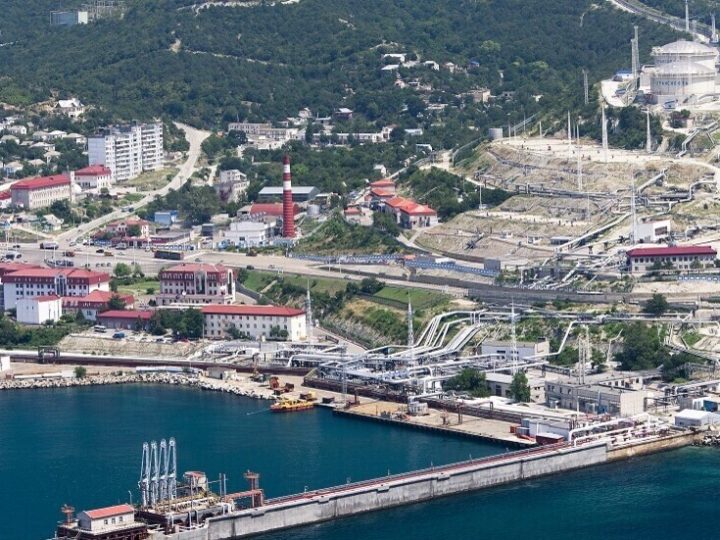 فرق مختصة تقوم بإخماد حريق على أرصفة ميناء فولنا في إقليم كراسنودار عقب هجوم بطائرة مسيرة