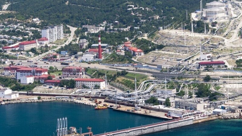 فرق مختصة تقوم بإخماد حريق على أرصفة ميناء فولنا في إقليم كراسنودار عقب هجوم بطائرة مسيرة