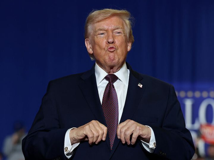 نزول متعثر يعيد الجدل حول صحة ترامب في ولايته الثانية (فيديو)