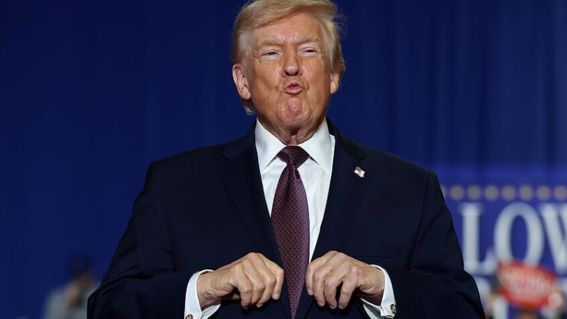 نزول متعثر يعيد الجدل حول صحة ترامب في ولايته الثانية (فيديو)