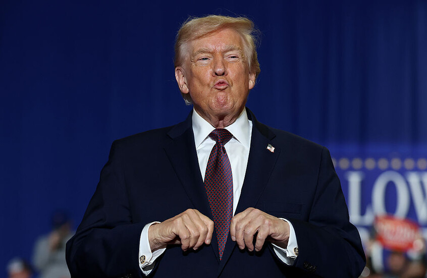 نزول متعثر يعيد الجدل حول صحة ترامب في ولايته الثانية (فيديو)