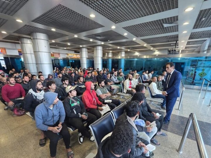 مصر تعيد العشرات من مواطنيها من ليبيا