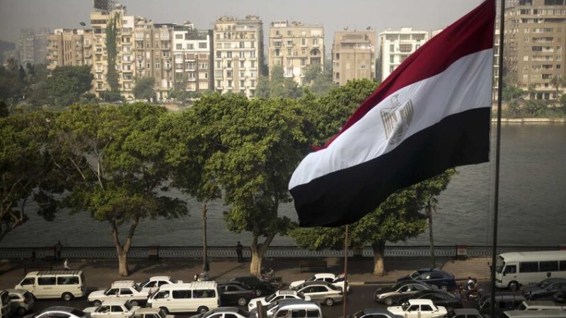 هل تعدم مصر من يلتحق بالجيش الأمريكي؟.. بلوغر ينفي سحب الجنسية منه وخبير قانوني يوضح