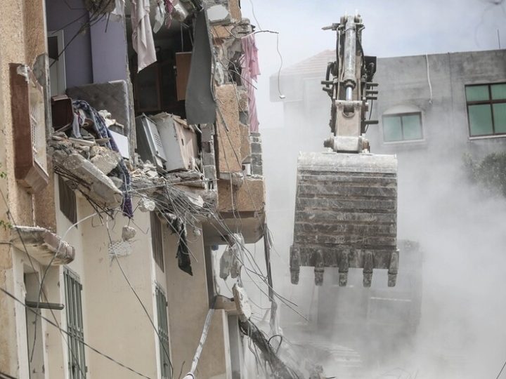 إسرائيل تهدم منشأة تجارية وعمارة سكنية في باب العمود ضمن حملة تهجير ممنهجة بالقدس (فيديو)