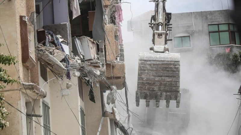إسرائيل تهدم منشأة تجارية وعمارة سكنية في باب العمود ضمن حملة تهجير ممنهجة بالقدس (فيديو)