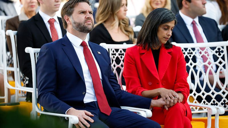 “يمكنه أن يتناول القاذورات”.. نائب ترامب يرد على مذيع يميني استخف بزوجته