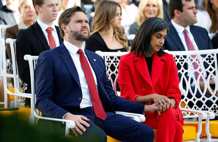 “يمكنه أن يتناول القاذورات”.. نائب ترامب يرد على مذيع يميني استخف بزوجته