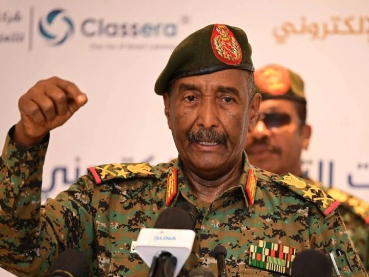 البرهان يتفقد جهوزية الوزارات بعد العودة إلى الخرطوم (صور)