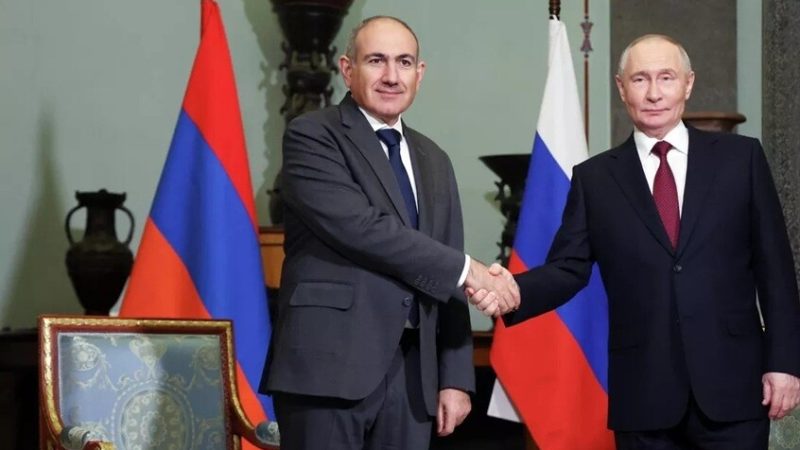 بوتين وباشينيان يجريان محادثات في متحف الإرميتاج ويتبادلان الرأي حول السلام في القوقاز