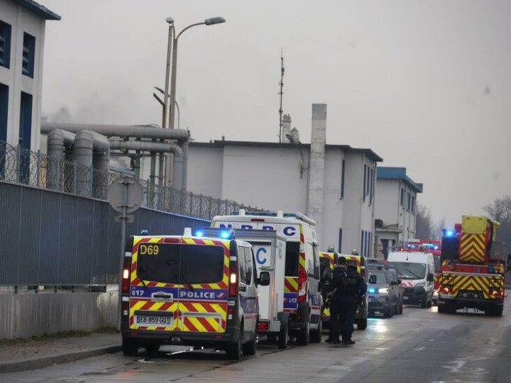 البحث عن ضحية خامسة.. إصابة 4 أشخاص في انفجار بمصنع كيماويات في فرنسا مصنف “سيفيسو” (صور + فيديو)