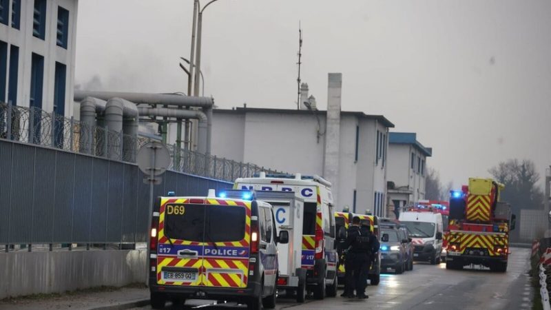 البحث عن ضحية خامسة.. إصابة 4 أشخاص في انفجار بمصنع كيماويات في فرنسا مصنف “سيفيسو” (صور + فيديو)