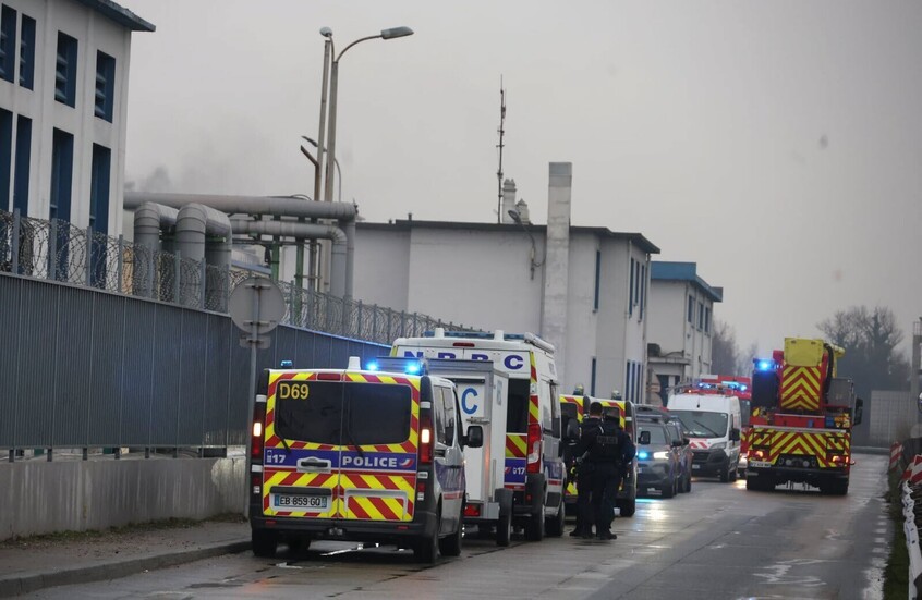 البحث عن ضحية خامسة.. إصابة 4 أشخاص في انفجار بمصنع كيماويات في فرنسا مصنف “سيفيسو” (صور + فيديو)