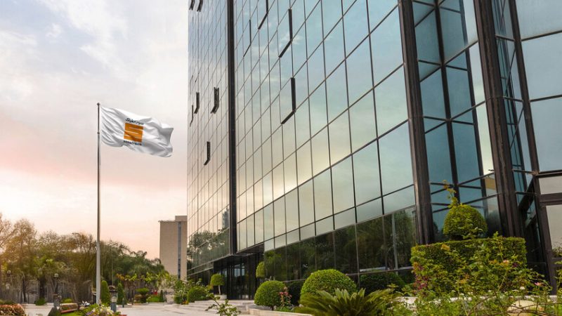 “سوناطراك” الجزائرية توقع 3 عقود خدمات مع “بيرتامينا” الإندونيسية لاستخراج النفط الخام والغاز المسال