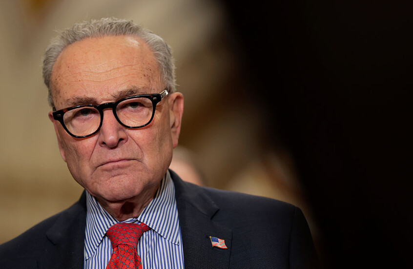 تشاك شومر يدعو مجلس الشيوخ لاتخاذ إجراء قانوني بسبب تأخر وزارة العدل في نشر ملفات إبستين