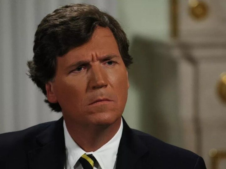 تاكر كارلسون: استمرار الوجود العسكري في سوريا مرتبط بـ “توفير ذريعة” للعمليات