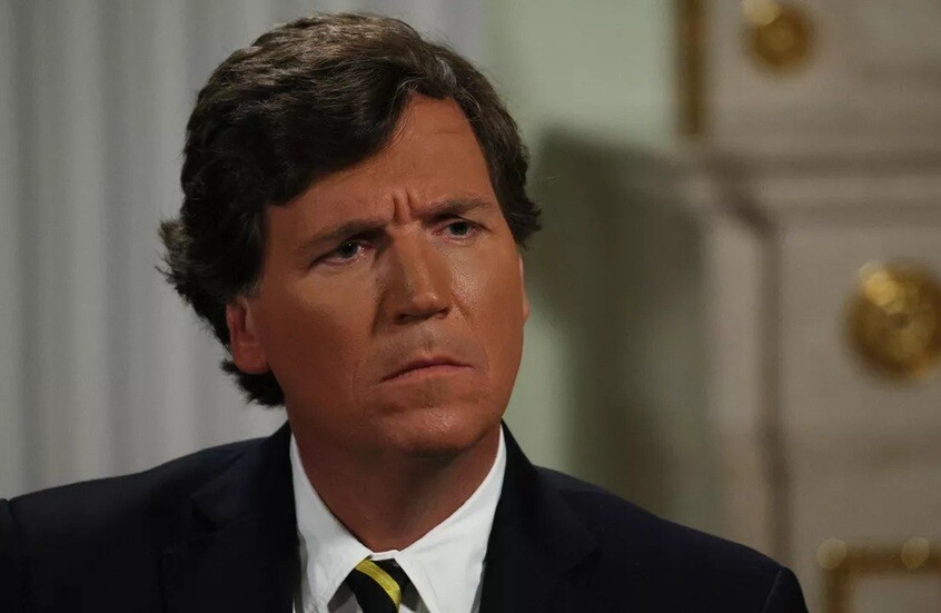 تاكر كارلسون: استمرار الوجود العسكري في سوريا مرتبط بـ “توفير ذريعة” للعمليات