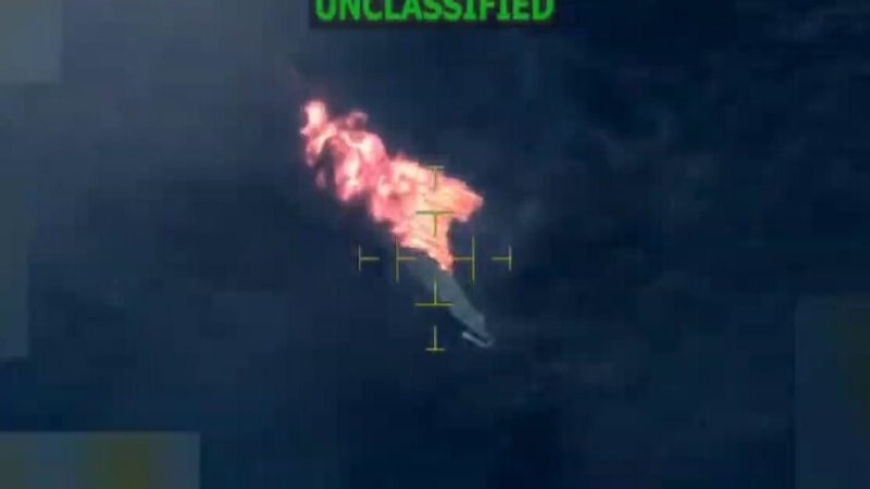 أشبه بالعاب الفيديو.. الجيش الأمريكي يوثق ضربة جديدة لقارب “تهريب مخدرات” (فيديو)