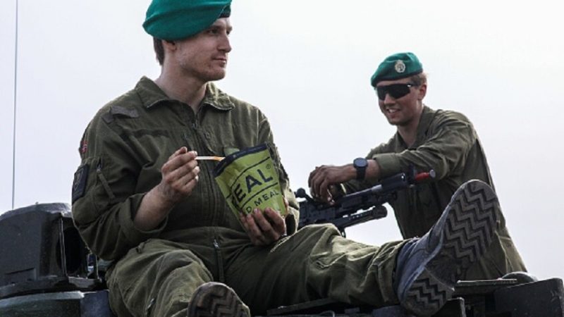 النرويج تعرّي جنودها لإلباس قوات كييف