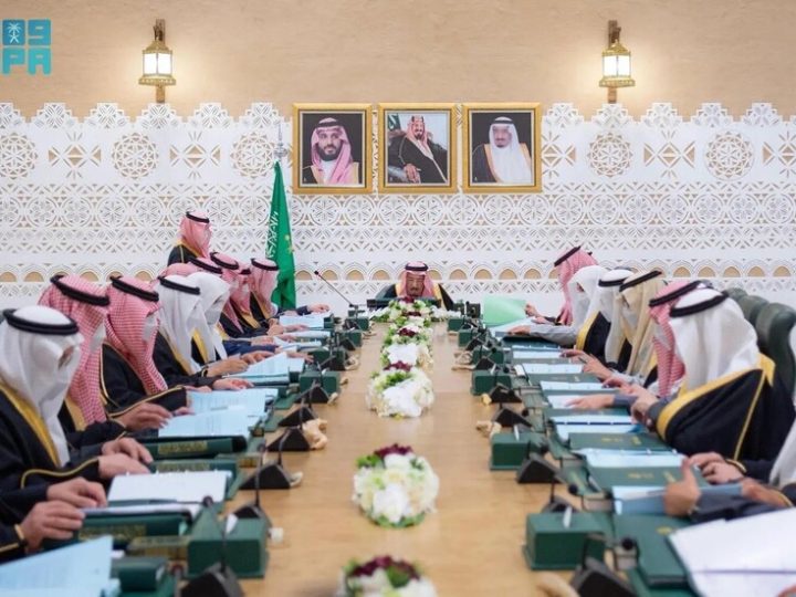الملك سلمان يترأس جلسة مجلس الوزراء السعودي.. ترحيب بإلغاء “قانون قيصر” ودور ترامب