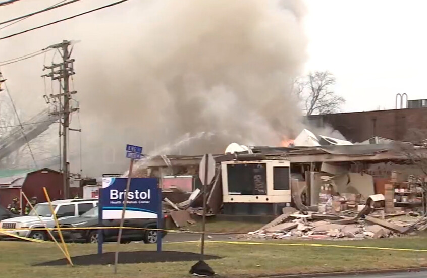 انفجار في دار لرعاية المسنين في ولاية بنسلفانيا الأمريكية يشعل حريقا ويحاصر المقيمين (فيديوهات)