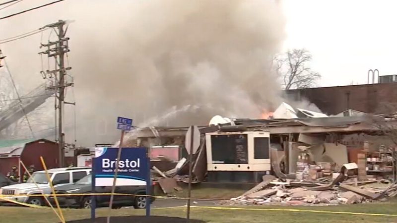 انفجار في دار لرعاية المسنين في ولاية بنسلفانيا الأمريكية يشعل حريقا ويحاصر المقيمين (فيديوهات)